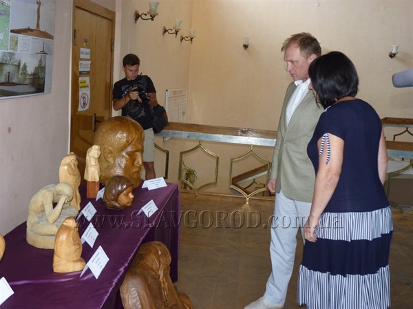 В Славянске в центральной библиотеке открылась выставка львовских скульпторов