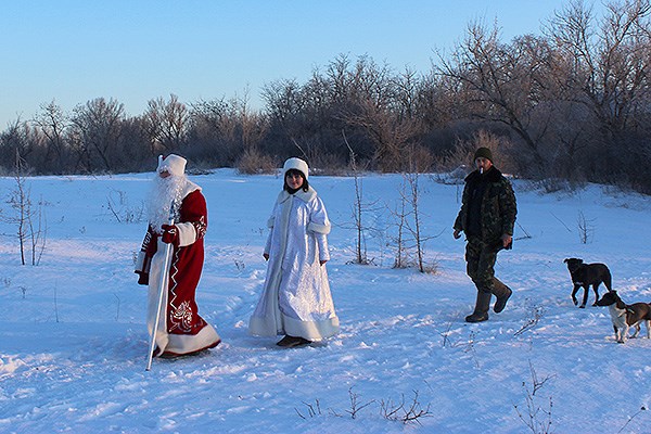 В Славянске Дед Мороз со Снегуркой не испугались новогодних сугробов и пришли с поздравлениями на блокпосты вокруг города (Фото)