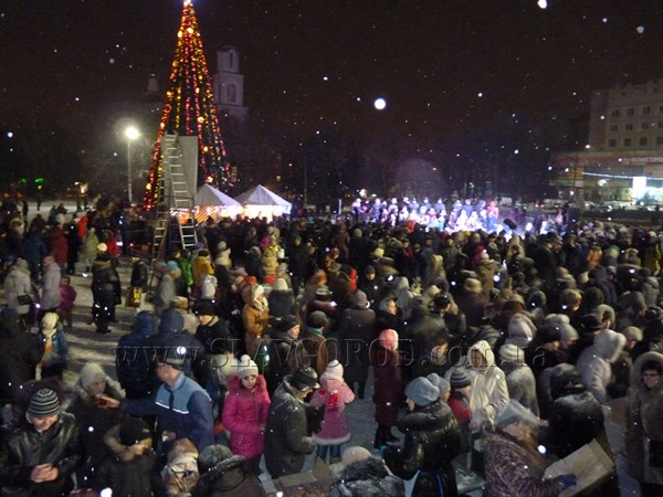 В Славянске на центральной площади праздновали Рождество (Фото) 