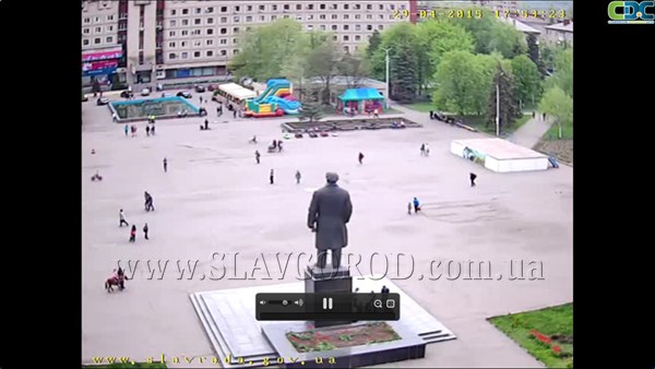 В Славянске Ленин под круглосуточным   наблюдением: на центральной площади города установили веб-камеру