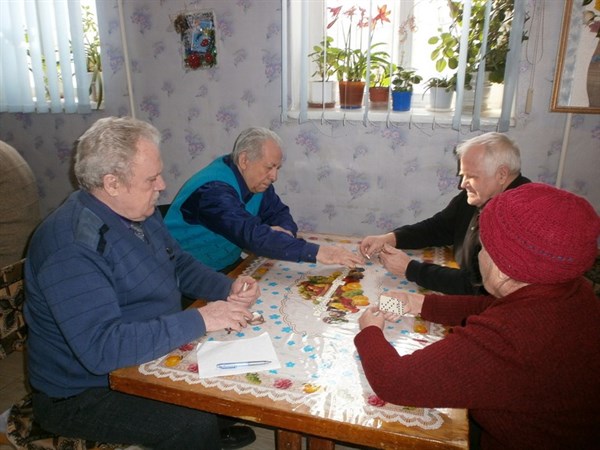 Пенсионеры мр-на  Артема в Славянске лучше всех играют в домино