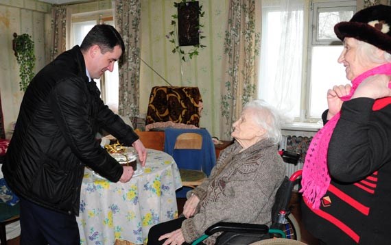  100-летняя жительница Славянска в День рождения принимала в гостях мэра