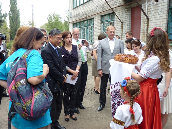 Посол Японии Шигеки Суми продолжил рабочую поездку по Славянску – побывал в школе и детском саду (Фото)
