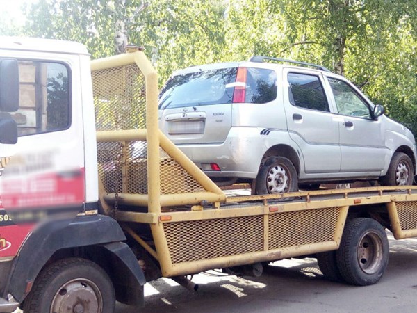 Житель Краматорска с помощью эвакуатора  угнал автомобиль из Славянска, чтобы присвоить себе 