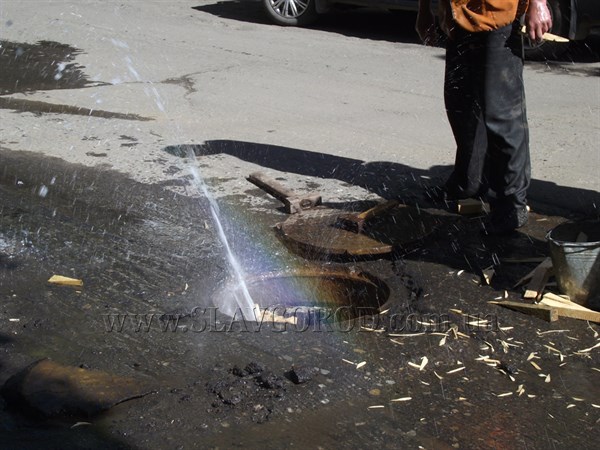 Посреди дороги в самом центре Славянска забил фонтан воды