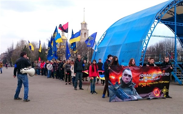 В Славянске состоялся торжественный марш в память о погибшем в АТО Романе Напрягло