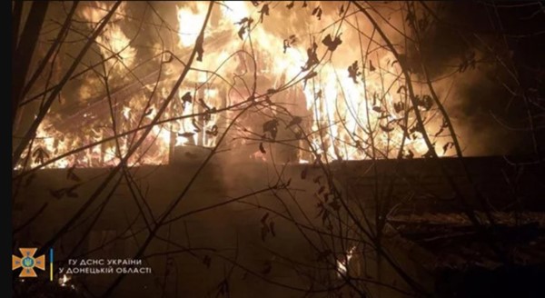 В Славянске полностью сгорел заброшенный дом