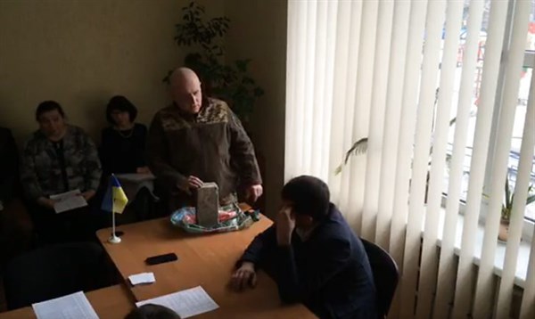 Активист из Славянска принес мэру города кирпич. Зачем он это сделал?