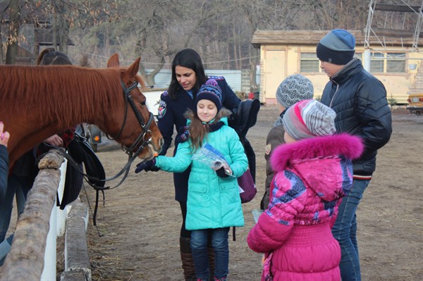 В Славянске для детей полицейских устроили экскурсию в конный клуб