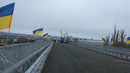 В Славянске в последние часы старого года Президент, губернатор и сенаторы США открыли отремонтированный мост, который был взорван летом 2014