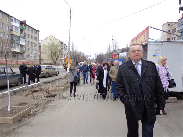 Депутаты во главе с мэром Нелей Штепой прогулялись по улицам Славянска (ФОТО, ВИДЕО)