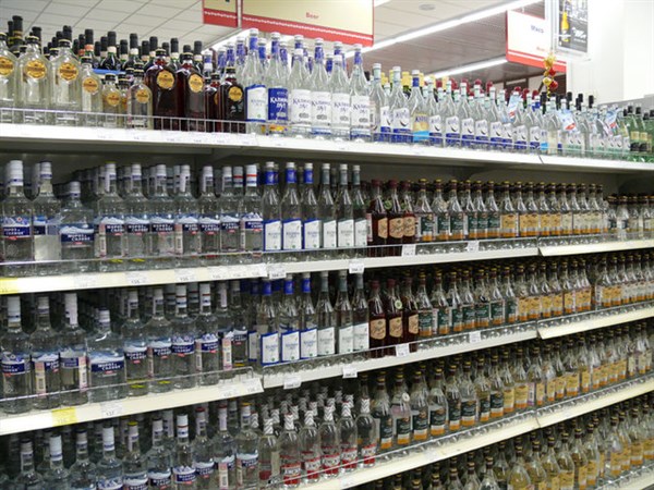 В продуктовом супермаркете Славянска вор-гурман продолжает красть дорогостоящие алкогольные напитки