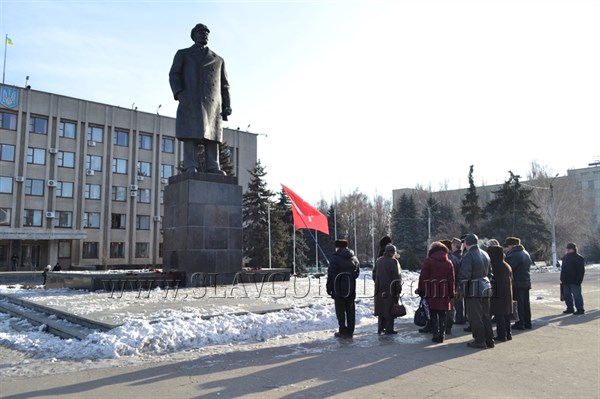 21 января на центральной площади Славянска сторонники коммунистической партии «по-тихому» возложили цветы к памятнику Ленину