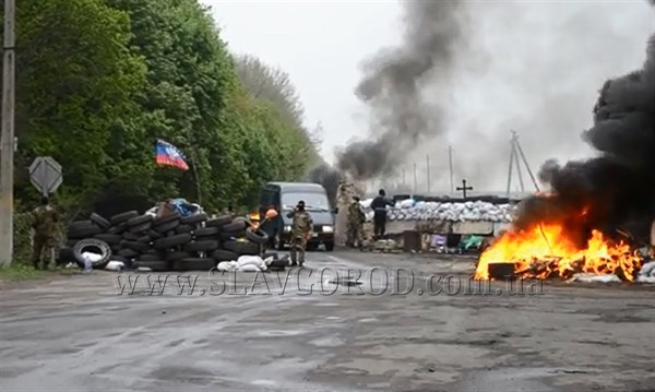 Горит блокпост: около 5.00 на блокпосту в районе комбикормового завода Славянска украинские солдаты вновь напомнили о своём присутствии