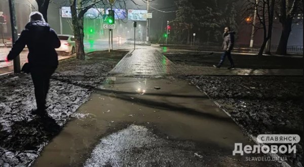 Тротуар на Свободе в Славянске стал «полосой препятствий»