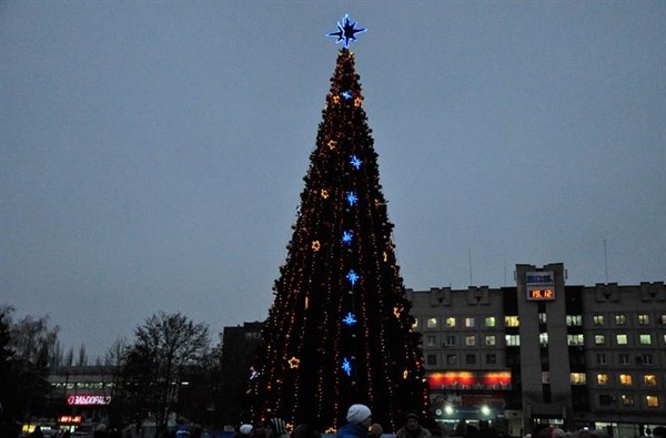 Завтра в Славянске официально зажжет огни главная городская елка