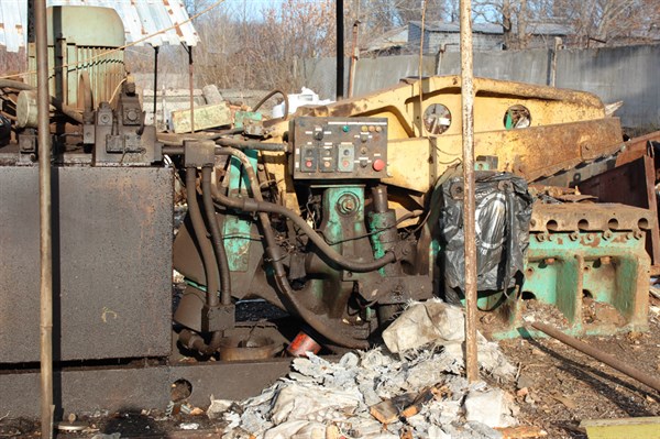 Трубы, рельсы и надгробные плиты - всего 40 тонн: в Славянске полиция наведалась к местному жителю 