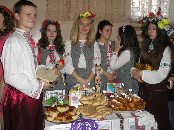 Славянские школьники на благотворительной ярмарке собирали деньги на медикаменты для военных