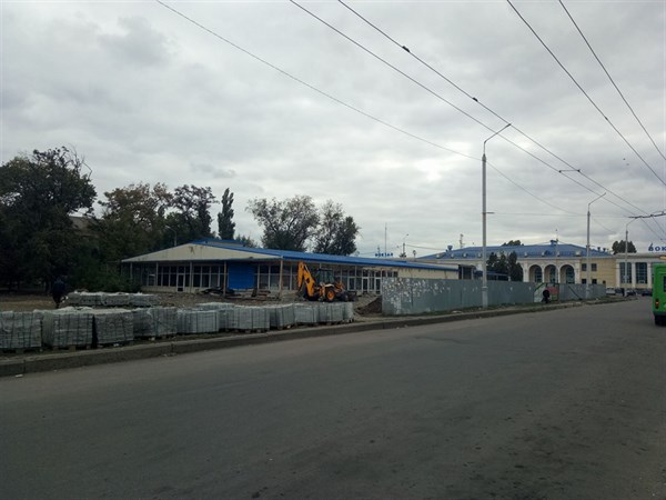 После трехлетнего простоя компания Ахметова начинает строить супермаркет возле железнодорожного вокзала Славянска