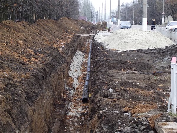Прокладка водовода на улице Батюка в Славянске тормозится из-за задержек с финансированием