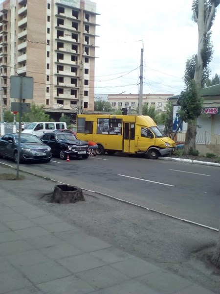 В Славянске ГАЗель после столкновения с «Волгой» откинуло в светофор (ФОТОФАКТ)