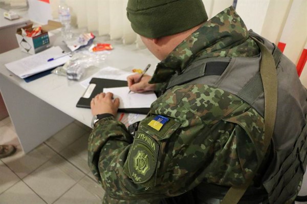 В Славянске во время дежурства в отделении курьерской службы доставки сотрудница полиции выявила посылки с наркотиками 