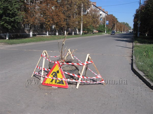 Дорогое удовольствие: в Славянске водоканал не успевает менять люки на улице из-за постоянного движения через город тяжелого транспорта