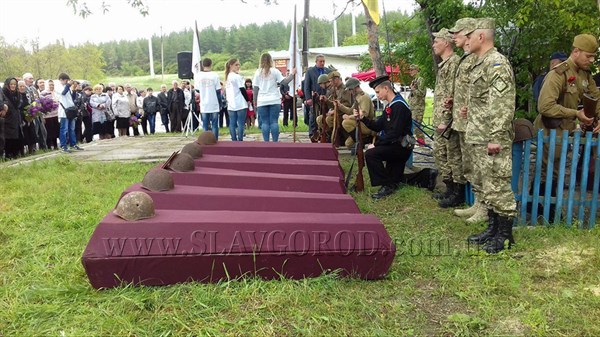 В Славянском районе перезахоронили тела красноармейцев, которые погибли в 1943