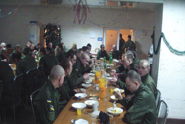 В Славянске Дед Мороз поблагодарил гвардейцев за добросовестную службу