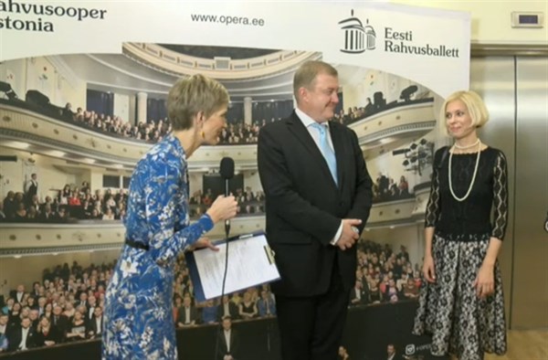 Благотворительный концерт в театре "Эстония" собрал 27 тысяч евро на подарок для школы искусств Славянска. Сертификат и ключи уже вручены директору школы