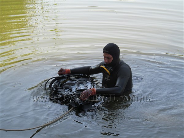 Забили дуб: в Славянске подводный порыв водолазы устранили с помощью дубовых кольев