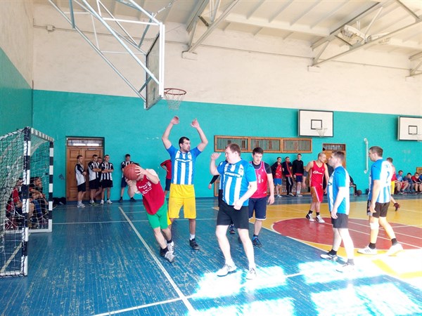 В Славянске состоялись соревнования по баскетболу среди предприятий города