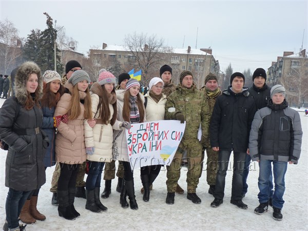 В Славянске на центральной площади  отпраздновали  День вооруженных сил Украины. Не обошлось без танцев и конкурсов