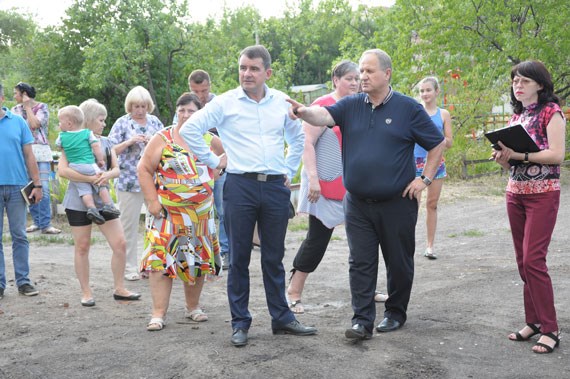 Городской голова Славянска открыл детские площадки и пообщался с жителями микрорайонов