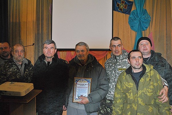 К бойцам Национальной гвардии в Славянск приехал кинорежиссер и презентовал военным киноленту «Тот, кто прошел сквозь огонь»