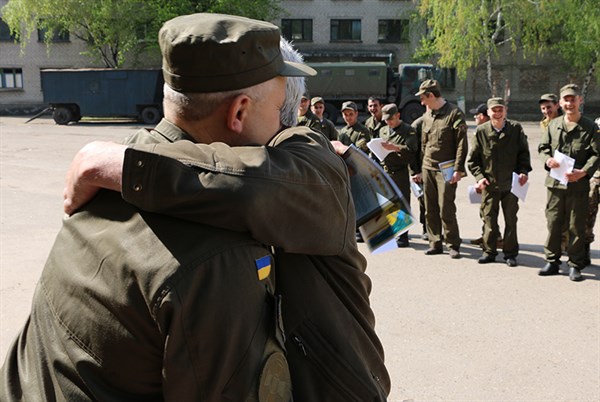 Демобилизация продолжается: в Славянске гвардейцы проводили домой сослуживцев (Фото)