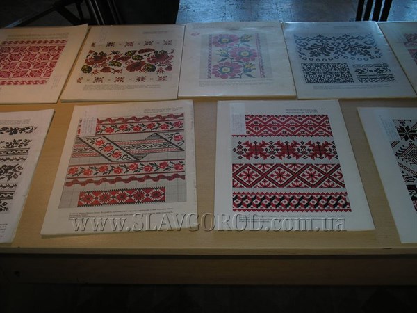В Славянске прошла  выставка, на которой были представлены более 70 образцов узоров для вышивания