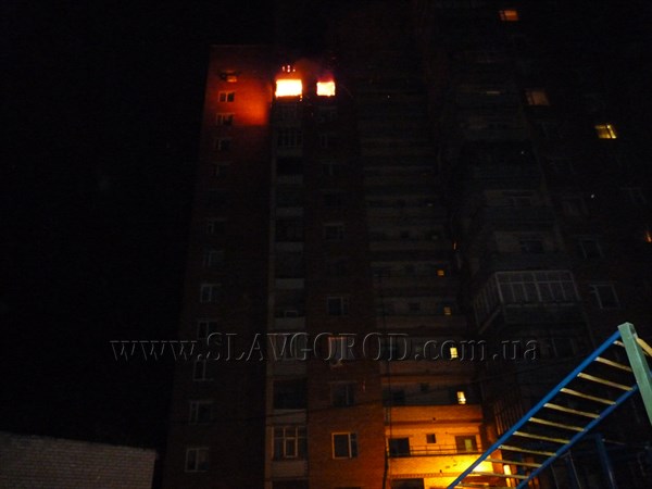 В Славянске  загорелась квартира в четырнадцатиэтажке. Пожарные более двух часов боролись с огнем