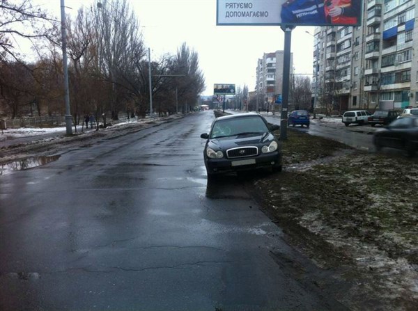 В Славянске автомобиль сбил двух школьниц