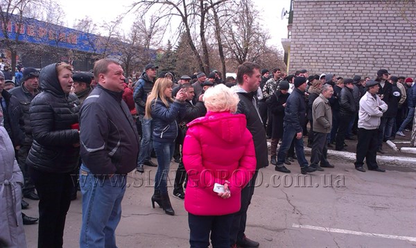 Славянцев собирают на митинг, горожане свозят продукты для захватчиков, в городе ведёт съёмку российский телеканал (Дополнено)