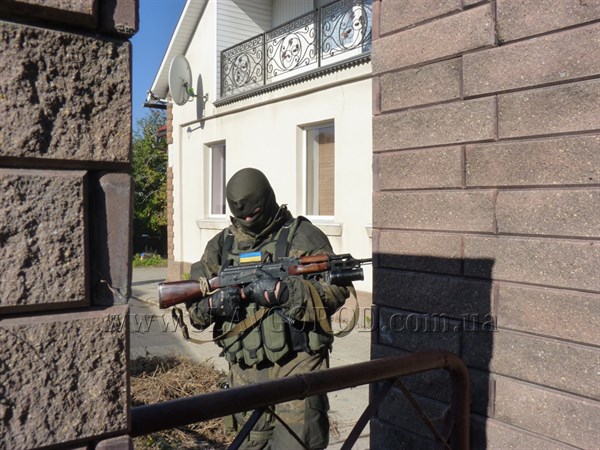Вооруженные люди обыскивают дом депутата Славянского городского совета Вадима Ляха (Добавлено фото и видео)
