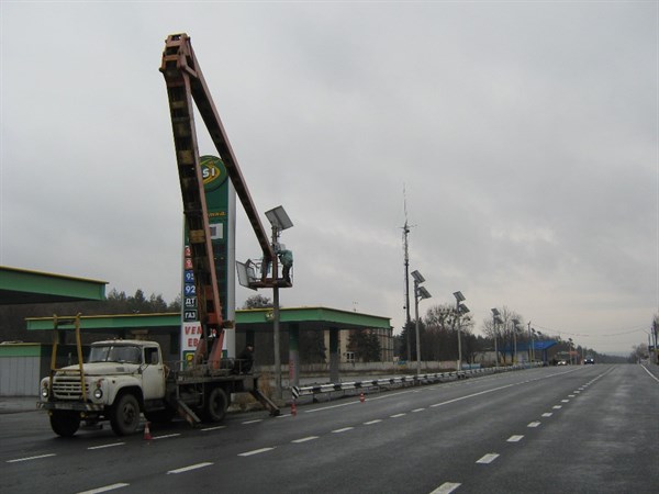 Участок трассы возле Славянска и съезд на «Славкурорт» будут освещаться светильниками на солнечных батареях 