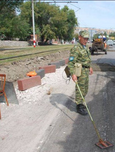  В Славянске канализационные колодцы помогают искать военные с металоискателем