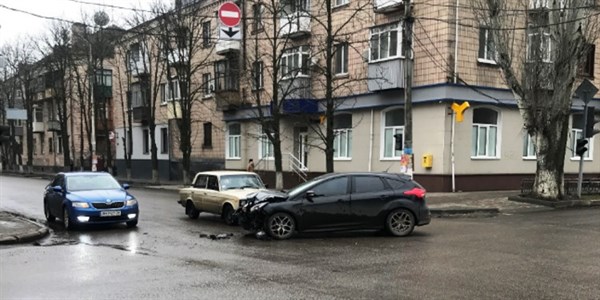 В центре Славянска не разминулись два автомобиля