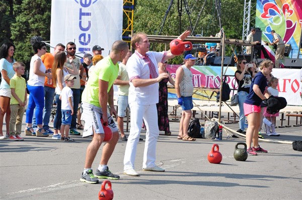 В Славянске прошли показательные выступления по кроссфиту. Свои умения показал участникам и.о. мэра Олег Зонтов