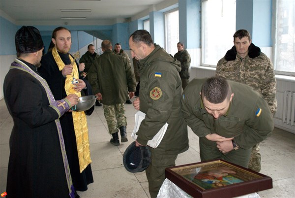 В Славянске военнослужащие молились перед чудотворной иконой