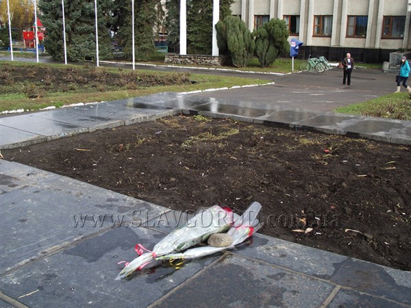 Красный день календаря: в Славянске в честь 7 ноября на постамент бывшего памятника Ленину возложили цветы 
