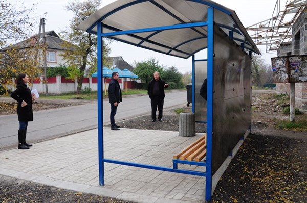 В Славянске для жителей отдаленных улиц построили современные автобусные остановки 