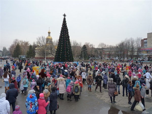 В День Святого Николая  в Славянске зажглись огни на главной елке города (Фото, видео)