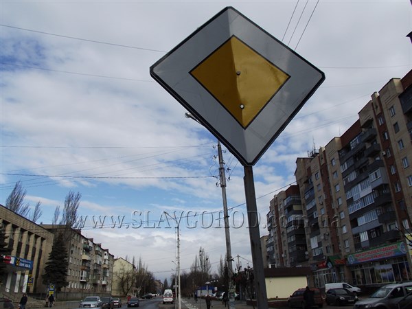 Славянские «металлисты» добрались до дорожных знаков 